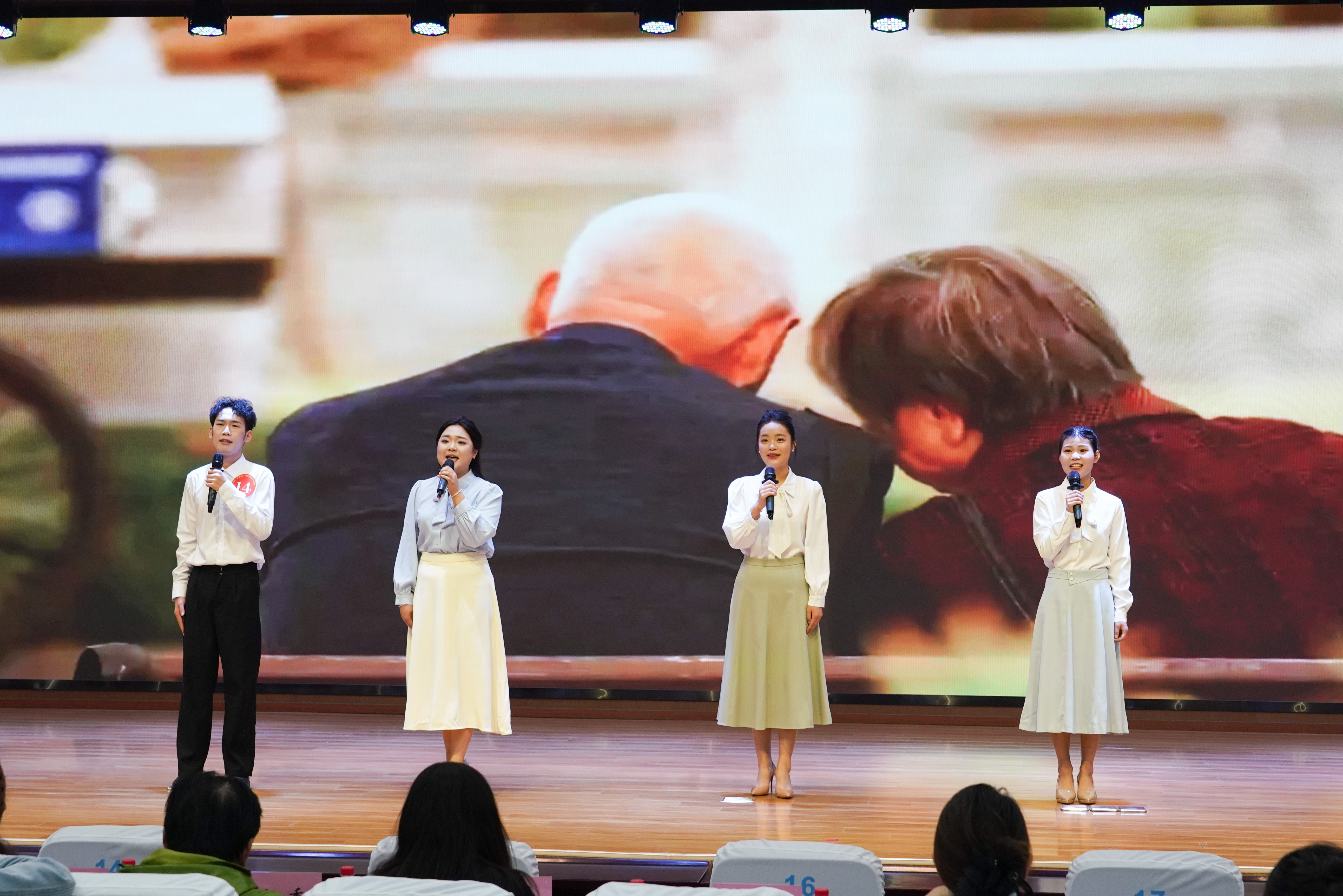 《秋天里的中国》