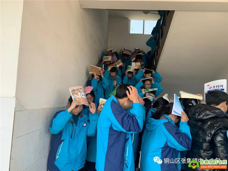 张集镇中心中学组织地震疏散演练