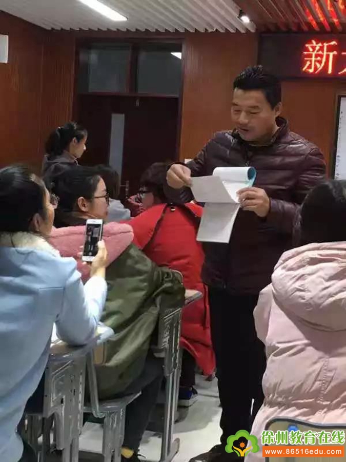 徐州硬笔书协常务副主席沈永贵老师应邀到解放路小学分校徐州新元小学对全校教师进行师训。 沈主席有着多年的书法教学经验,这次应邀为新元小学教师进行免费培训,课前精心准备,上课讲的认真仔细。教师们听的认真。 对教师的作业进行点评 下课了,教师们还是围着沈主席进行请教 沈主席孜孜不倦、耐心地辅导